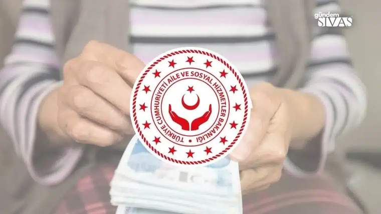 Ellerinde banknot destesi tutan kişinin önünde Aile ve Sosyal Hizmetler Bakanlığı logosu bulunuyor.