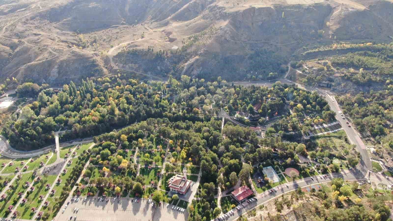 Sivas'ta Paşabahçe Mesire Alanı sonbaharda sessizliğe büründü