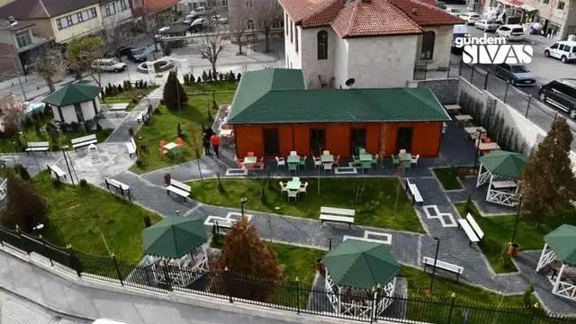 Depremin Ardından Millet Bahçesine Dönüştürdü