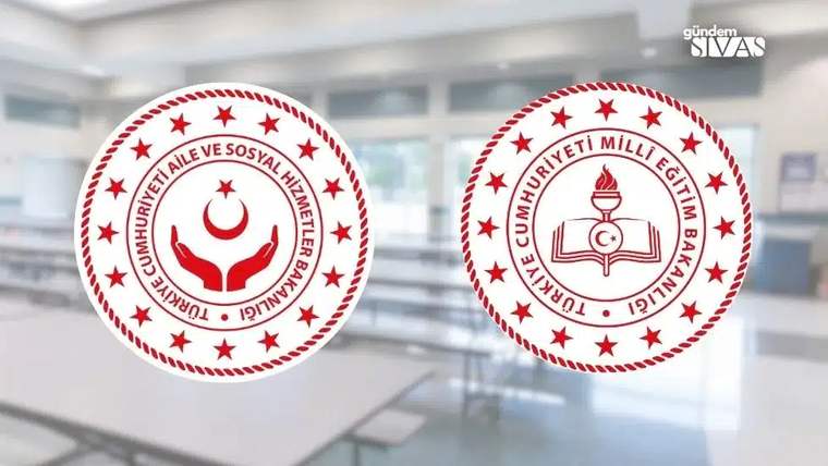 Aile ve Sosyal Hizmetler Bakanlığı ile Millî Eğitim Bakanlığı'nın logoları, bir yemek salonunda yer alıyor.