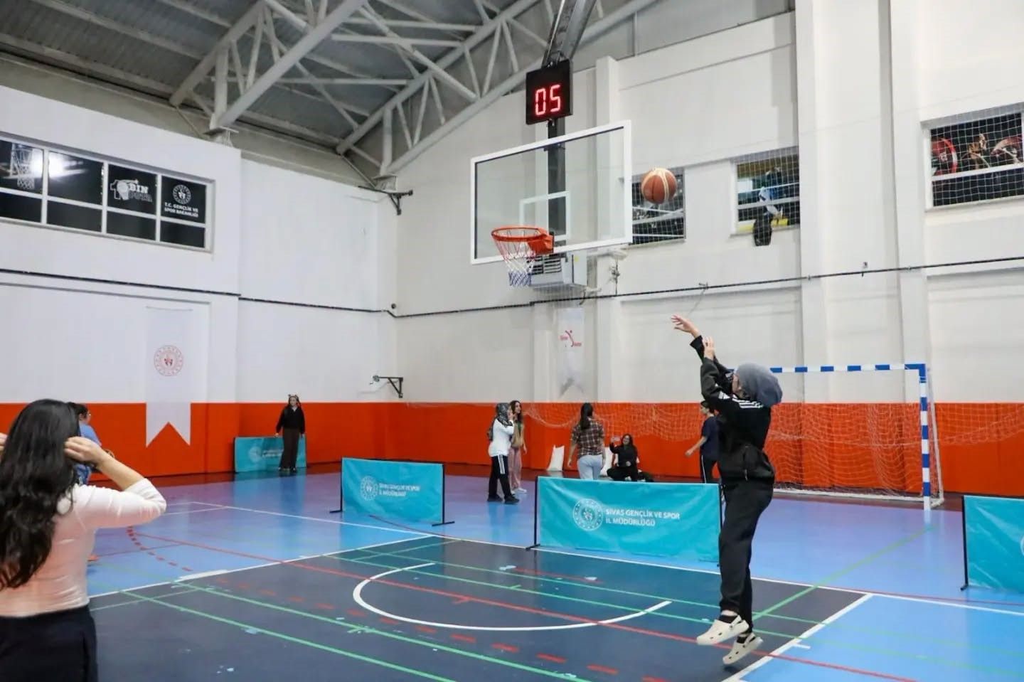 Yurtlarda kalan öğrenciler sporla ortak etkinlikte buluştu