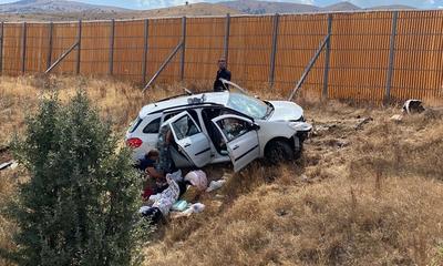 Sivas’ta Otomobil Yoldan Çıktı: Biri Bebek 4 Yaralı