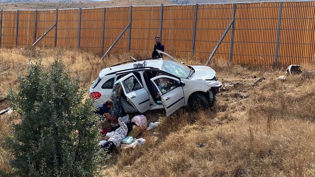 Sivas’ta Otomobil Yoldan Çıktı: Biri Bebek 4 Yaralı