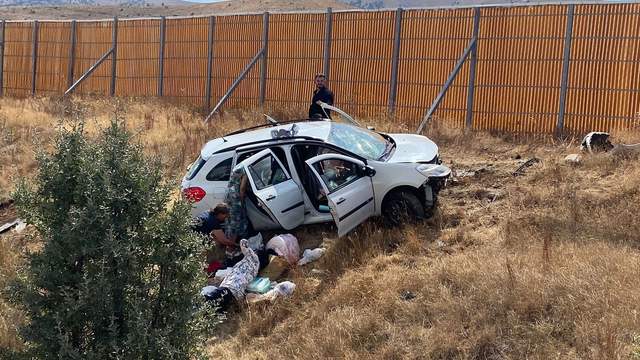 Sivas’ta Otomobil Yoldan Çıktı: Biri Bebek 4 Yaralı
