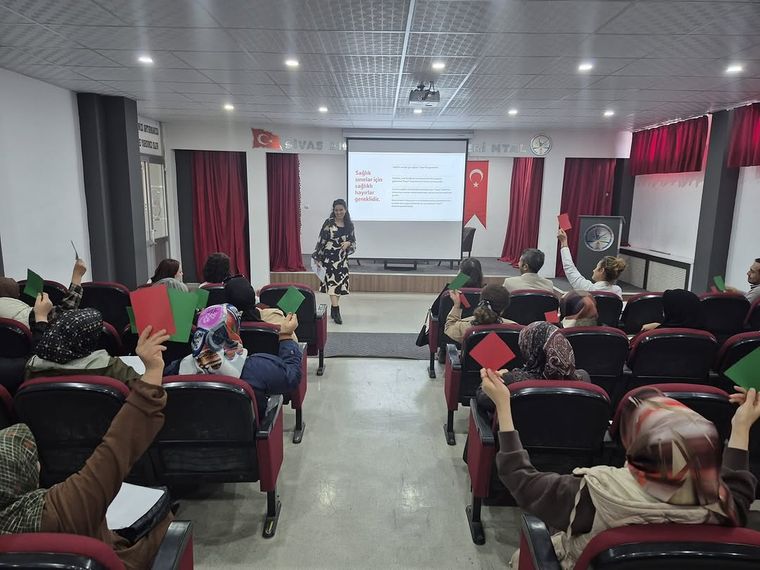 Sivas'ta Ebeveynlere Yönelik "Kendini Bilmek" Semineri Düzenlendi