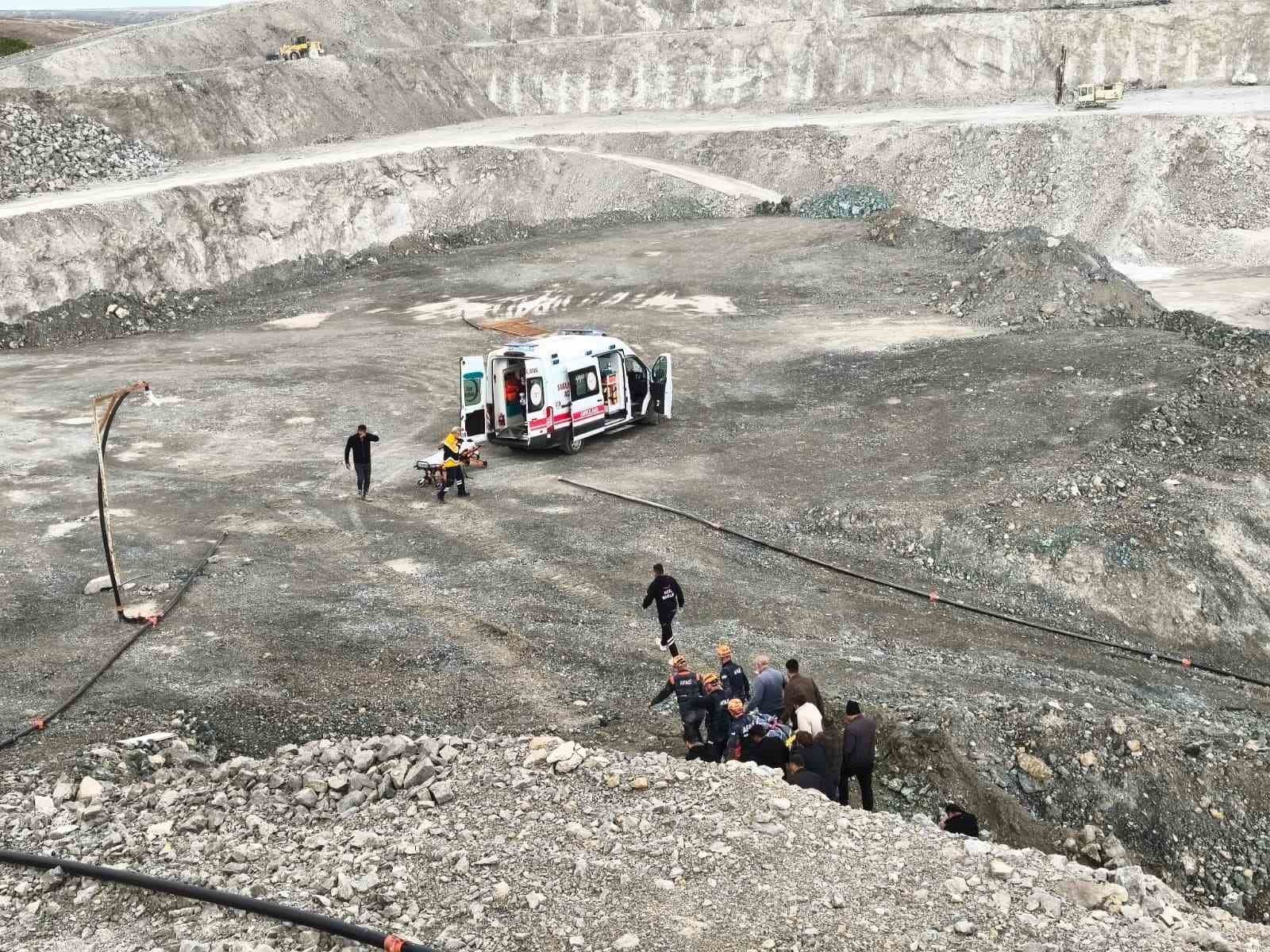Sivas Ulaş’taki taş ocağında kamyon devrildi: Sürücü yaralı
