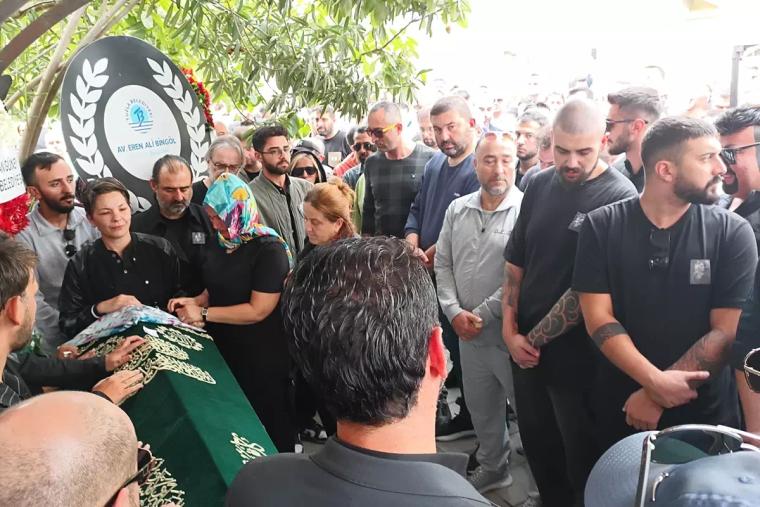 Güllü Son yolculuğuna uğurlanıyor