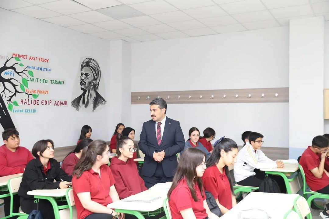 Sivas Milli Eğitim Müdürü Fatih Erdoğan, Divriği'de Öğrenci ve Öğretmenlerle Buluştu