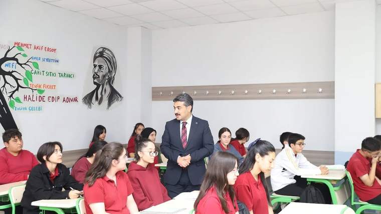 Sivas Milli Eğitim Müdürü Fatih Erdoğan, Divriği'de Öğrenci ve Öğretmenlerle Buluştu