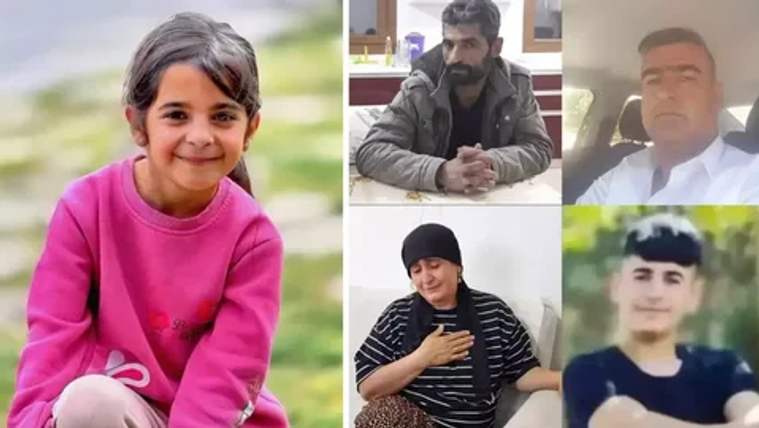 Kolajda pembe kazaklı bir çocuk ile farklı kişilerden dört portre yer alıyor; bir kadın elini göğsüne koyuyor.