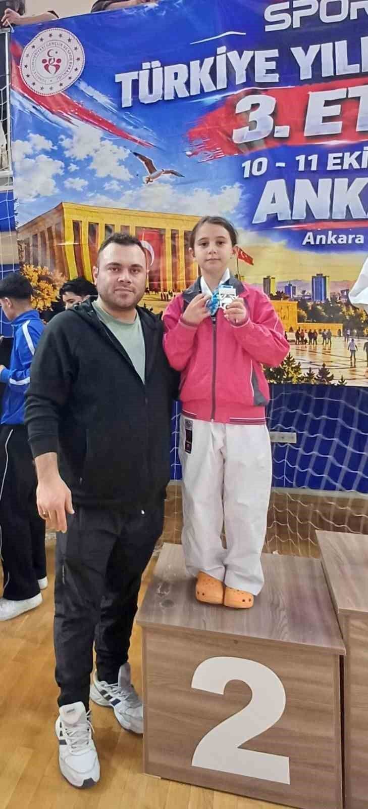 Sivas karatecileri 17 madalyayla 3. etabı tamamladı