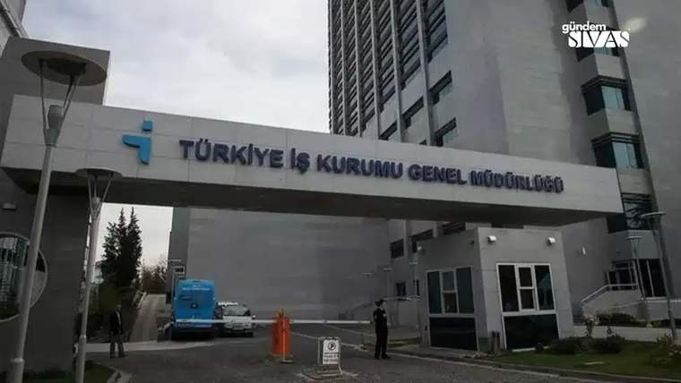 Üzerinde Türkiye İş Kurumu Genel Müdürlüğü yazan bina girişinde güvenlik kulübesi ve araçlar görülüyor.