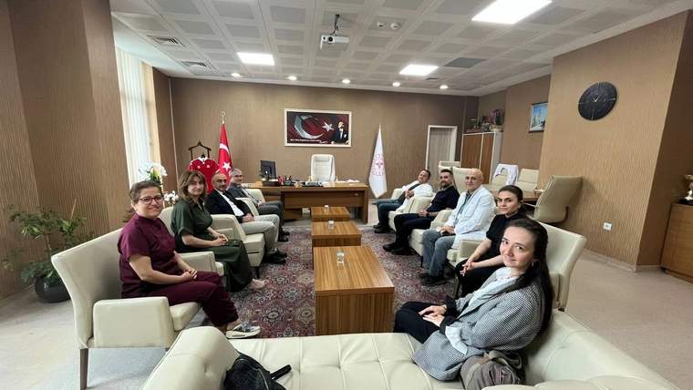Bir grup insan, Sivas Numune Hastanesi'nde bir toplantı odasında oturuyor.