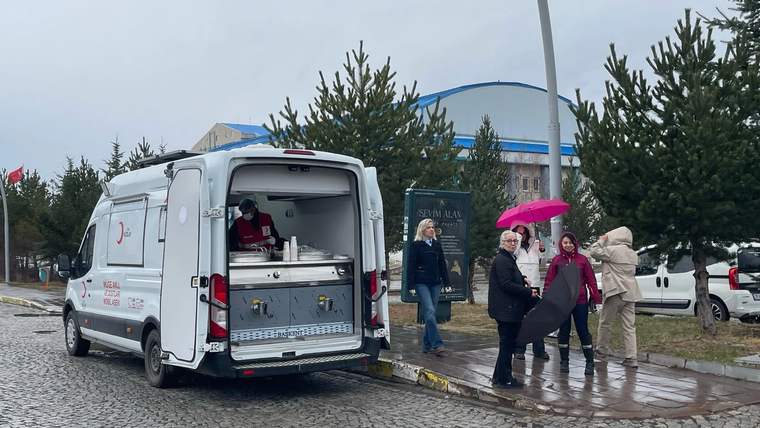 Kars'ta Kızılay’dan üniversite öğrencilerine sıcak çorba ikramı... - Birlik Haber Ajansı