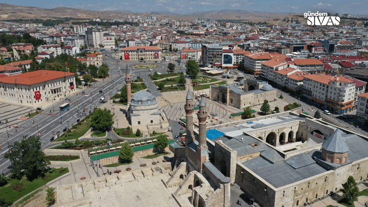 Sivas şehir merkezi, tarihi yapılar ve modern binalarla dolu bir manzaraya sahip.