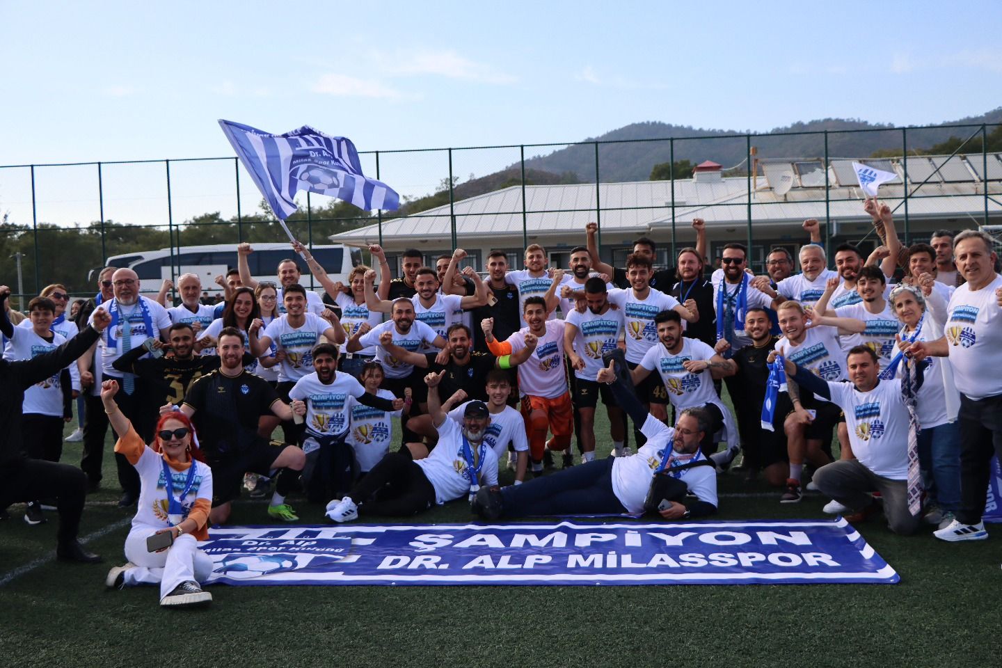 Dr. Alp Milasspor, şampiyonluk kupasını kaldırdı! - Birlik Haber Ajansı