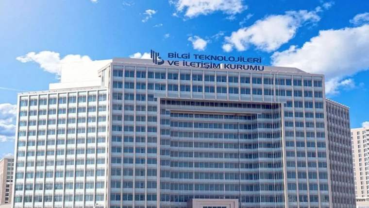 Bilgi Teknolojileri ve İletişim Kurumu binası, mavi gökyüzü ve beyaz bulutlarla çevrili.