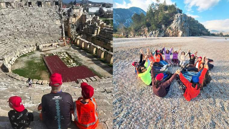 Antik tiyatroda oturan kişiler ve plajda daire oluşturan grup, etkinlikte bir araya gelmiş.