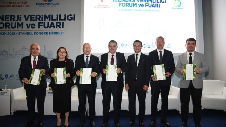 Enerji Verimliliği Forumunda, belgelerle poz veren altı kişi, arka planda etkinlik afişi var.
