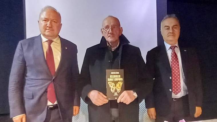 BHA Muhabiri Özcan’a Çırakoğlu ve Bakır’dan imzalı kitap - Birlik Haber Ajansı