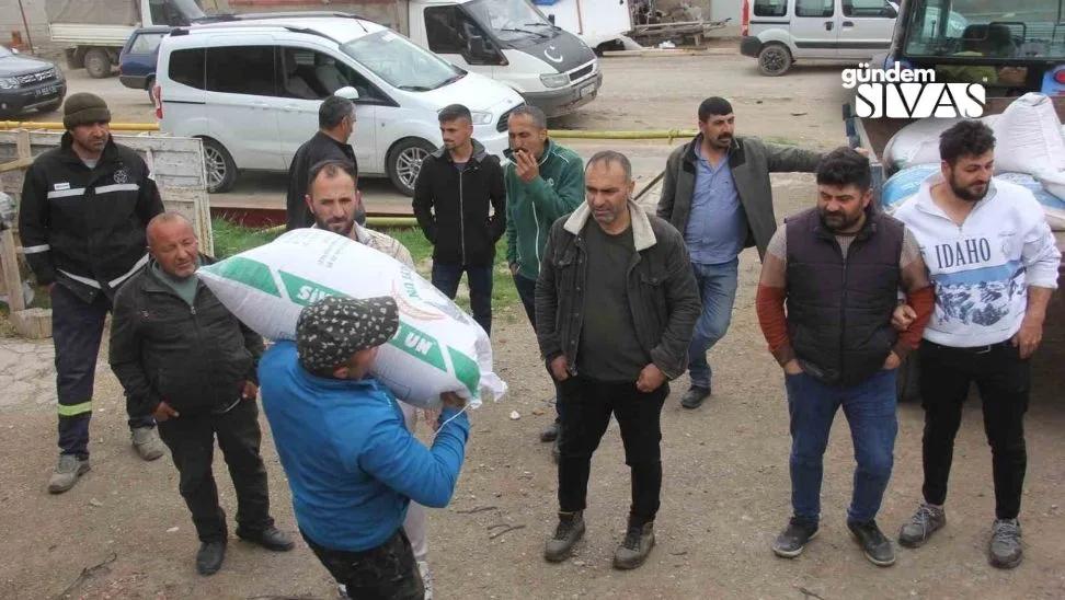 Sivas'ta Babası Hatırasına Çifçiye Tohum Dağıttı
