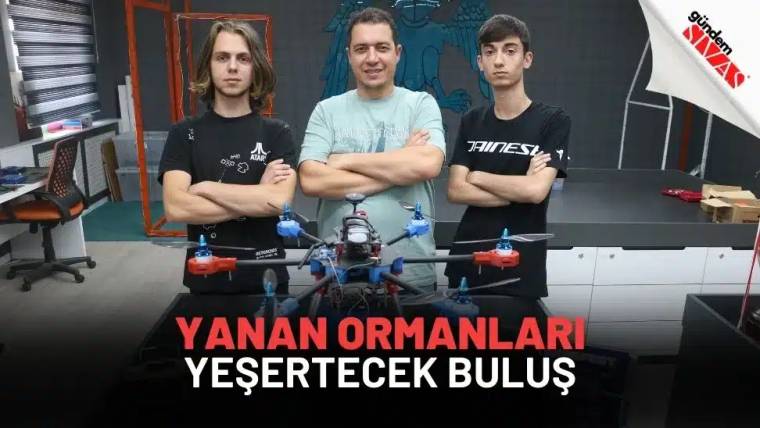 Üç kişi, bir drone'un önünde poz veriyor; arka planda çalışma alanı görünüyor.