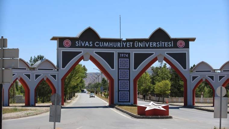 Sivas Cumhuriyet Üniversitesi'nin giriş kapısı, üzerinde 1974 yazılı bir tabela var.