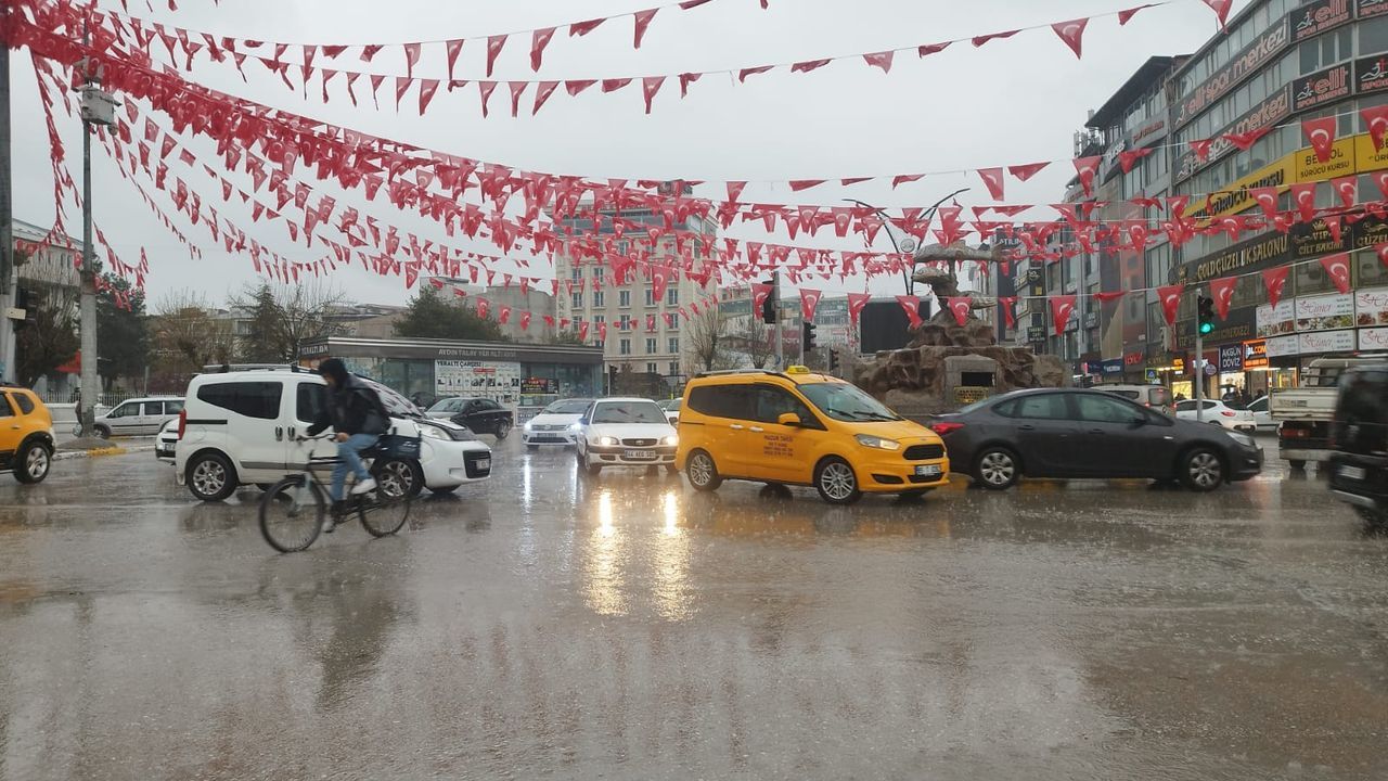Van’da yağmur yağdı, kent yine sele teslim oldu! - Birlik Haber Ajansı