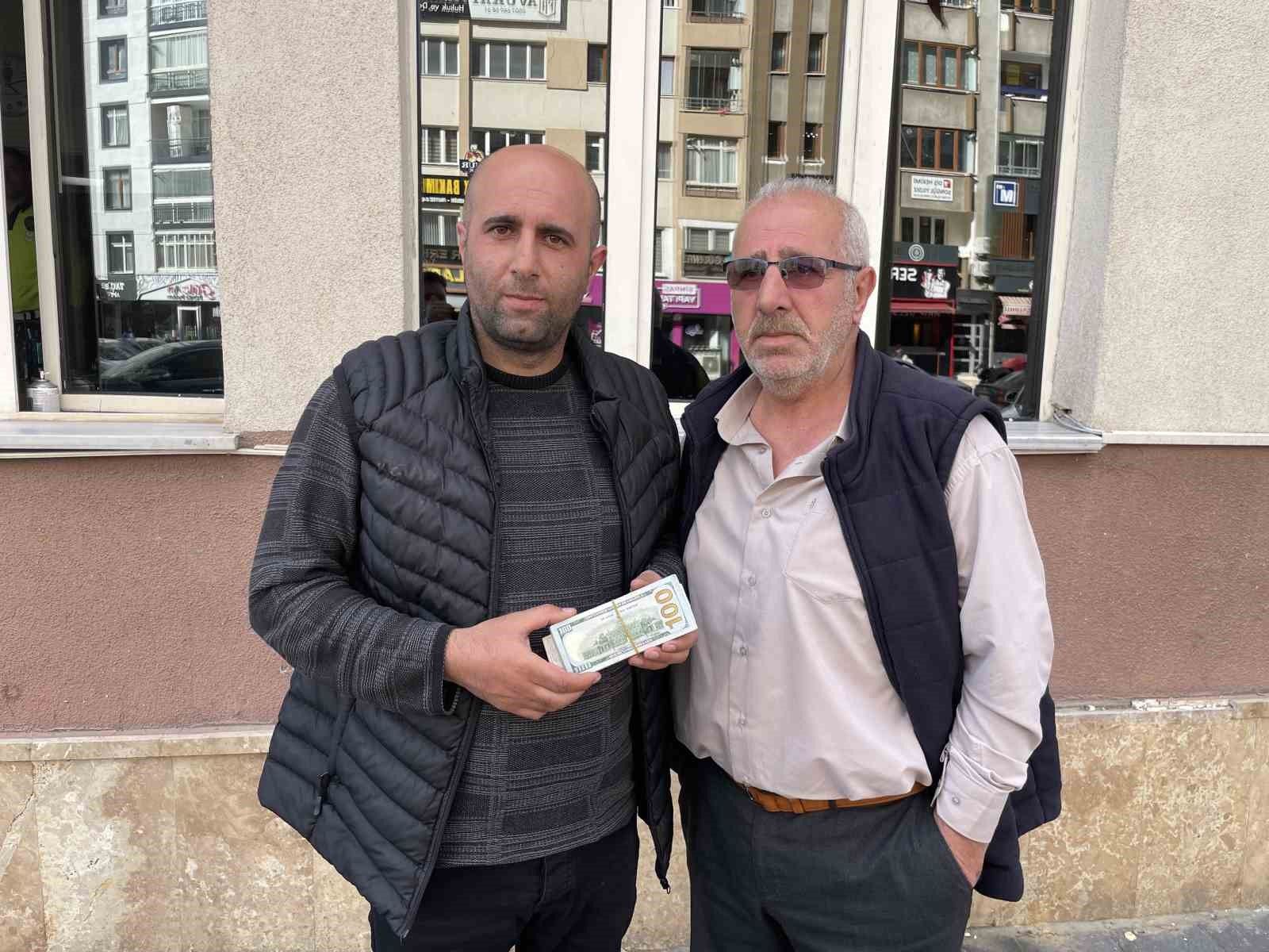 Sivas’ta Bulunan 6 Bin 250 Dolar ve 400 Euroyu Polise Teslim Eden Dayı ile Yeğen Takdir Topladı
