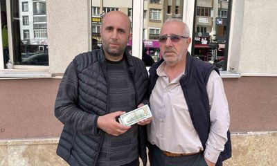 Sivas’ta Bulunan 6 Bin 250 Dolar ve 400 Euroyu Polise Teslim Eden Dayı ile Yeğen Takdir Topladı