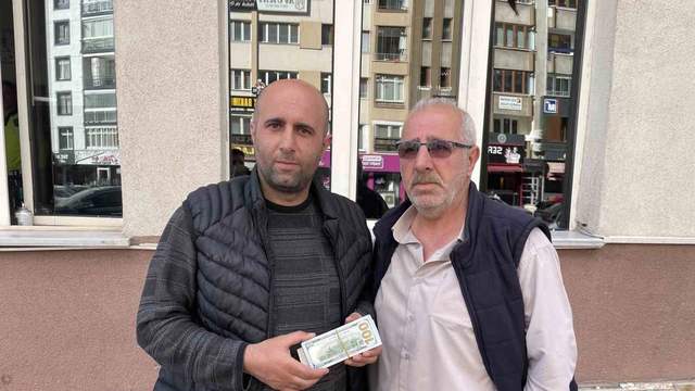 Sivas’ta Bulunan 6 Bin 250 Dolar ve 400 Euroyu Polise Teslim Eden Dayı ile Yeğen Takdir Topladı