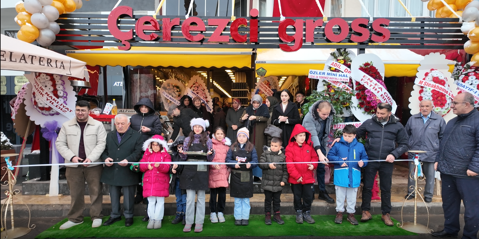 Sivaslı İş İnsanı Çerezci Gross Market’in 2. Şubesini Çocuklarla Açtı: Anlamlı Açılış Büyük İlgi Gördü