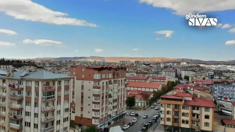 Sivas'ta çeşitli apartmanlar ve binaların bulunduğu bir şehir manzarası.