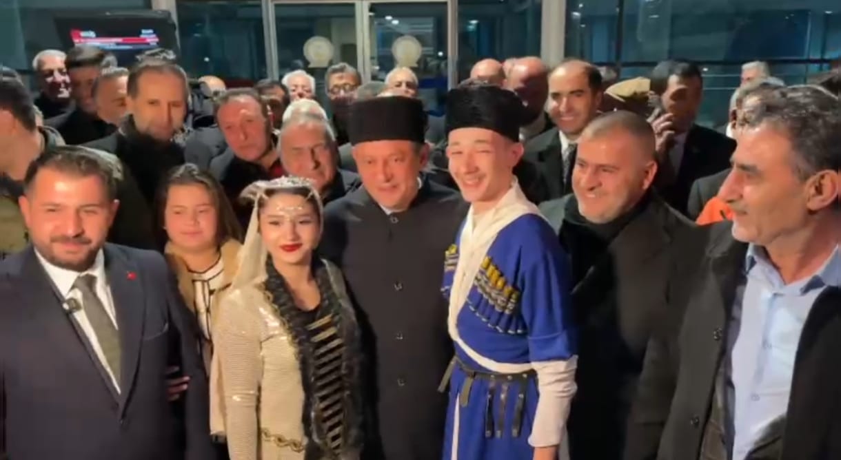 CHP Lideri Özgür Özel, hava yoluyla Kars'a geldi - Birlik Haber Ajansı