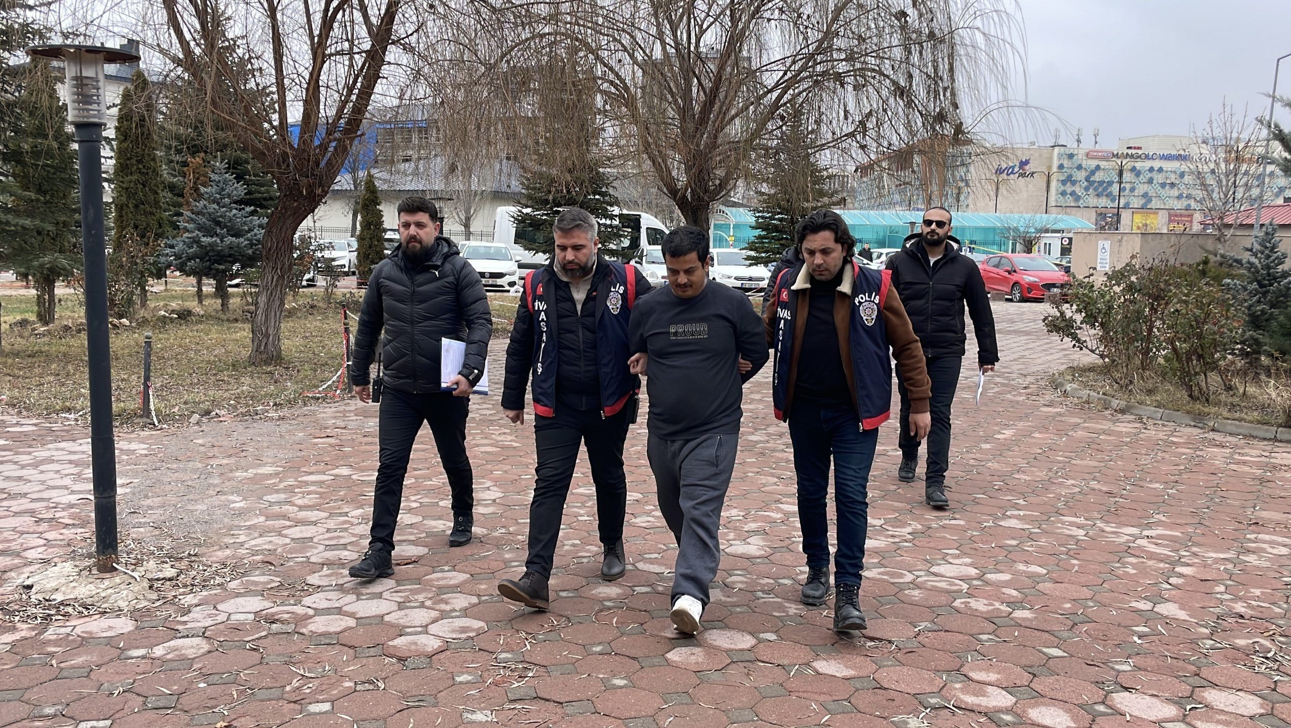 Sivas’ta Kardeş Dehşeti: Ağabeyini Kalbinden Bıçaklayan Zanlı Adliyeye Sevk Edildi