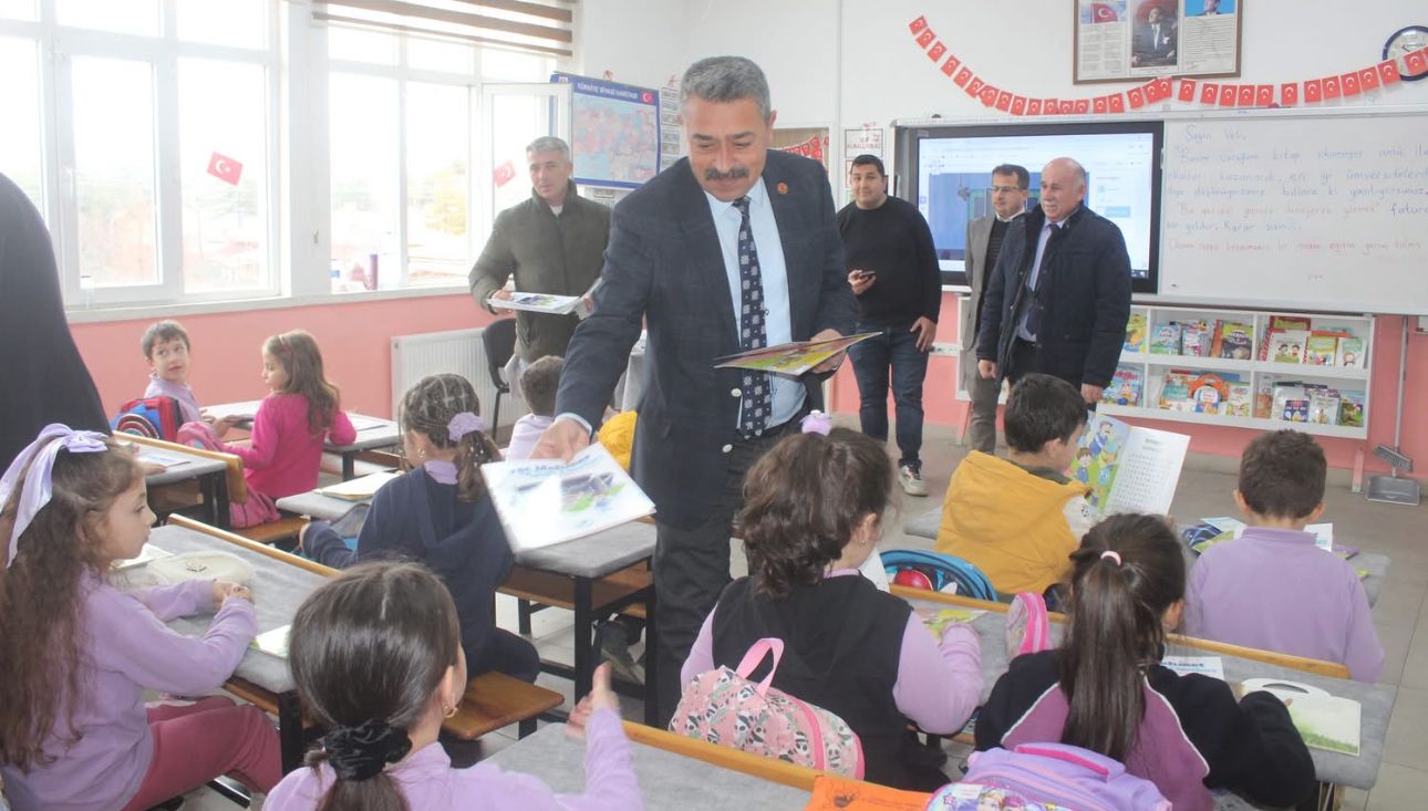 Şarkikaraağaç Belediye Başkanı Ali Göçer’den miniklere Ramazan hediyesi - Birlik Haber Ajansı