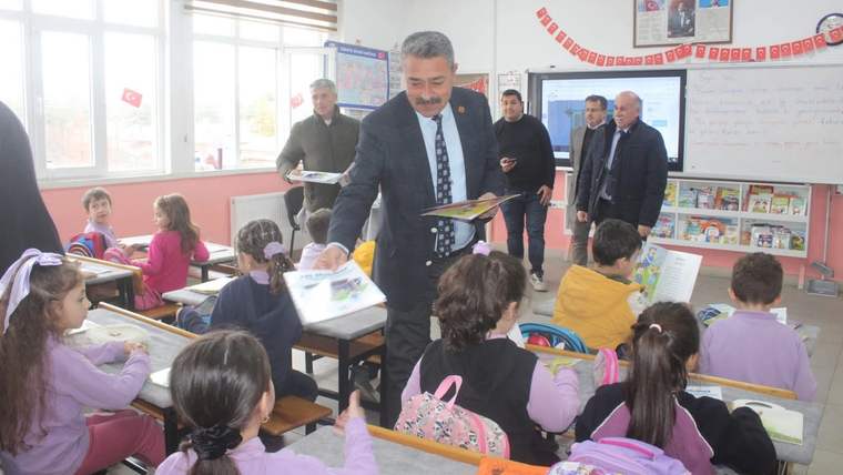 Şarkikaraağaç Belediye Başkanı Ali Göçer’den miniklere Ramazan hediyesi - Birlik Haber Ajansı