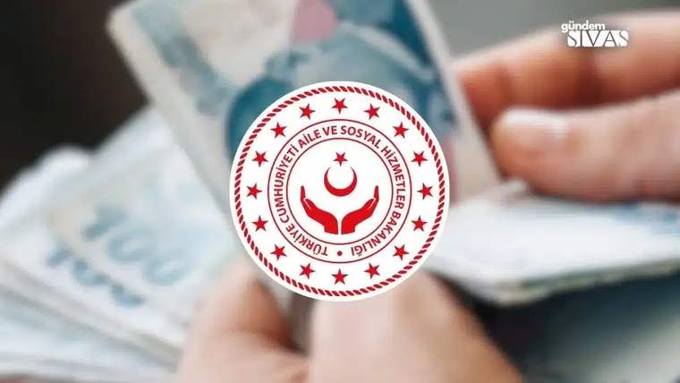 Aile ve Sosyal Hizmetler Bakanlığı logosu önünde, ellerde banknotlar ve kart benzeri belgeler görülüyor.
