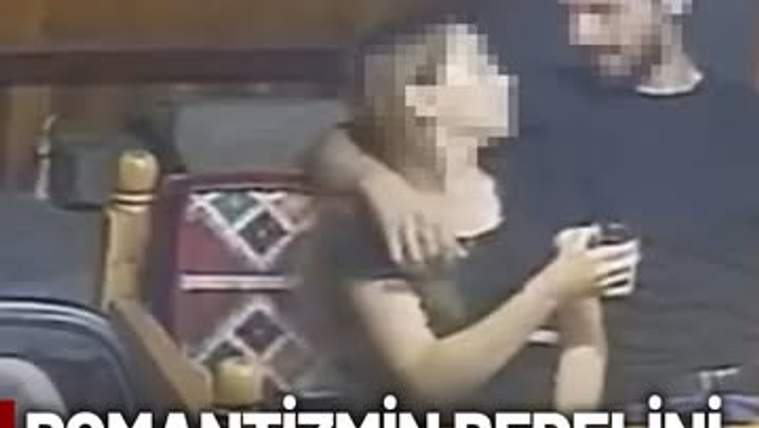 Bir restoranın içinde oturan bir çift, birbirlerine yakın bir şekilde sohbet ediyor.