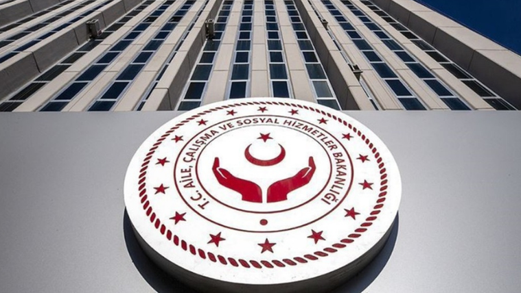T.C. Aile, Çalışma ve Sosyal Hizmetler Bakanlığı'nın tabelası, binanın önünde yer alıyor.