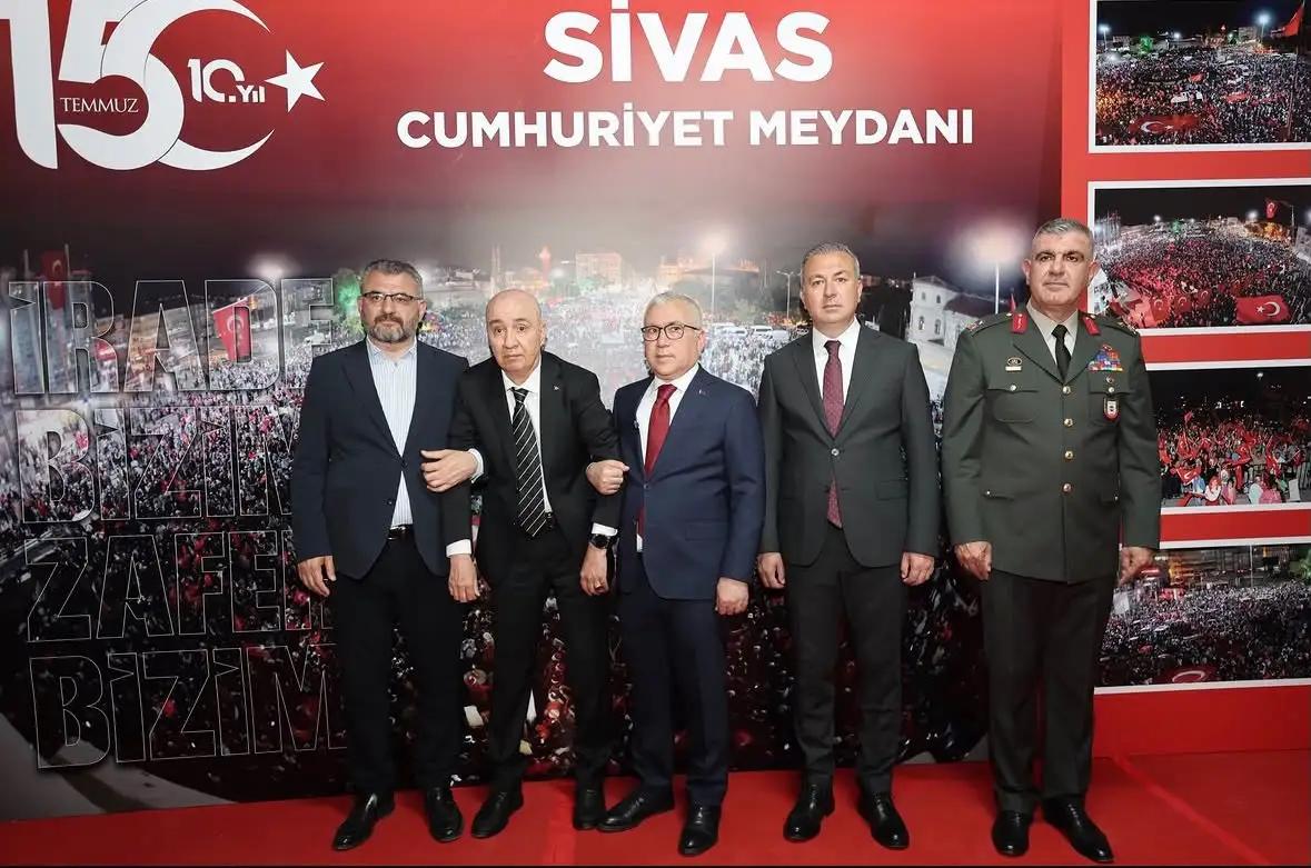 Sivas Cumhuriyet Meydanı'nda 15 Temmuz Anı Merkezi açılışında beş kişi bir arada duruyor.