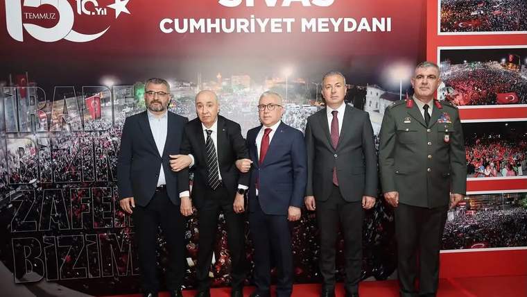 Sivas Cumhuriyet Meydanı'nda 15 Temmuz Anı Merkezi açılışında beş kişi bir arada duruyor.