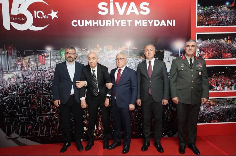 Sivas Cumhuriyet Meydanı'nda 15 Temmuz Anı Merkezi açılışında beş kişi bir arada duruyor.