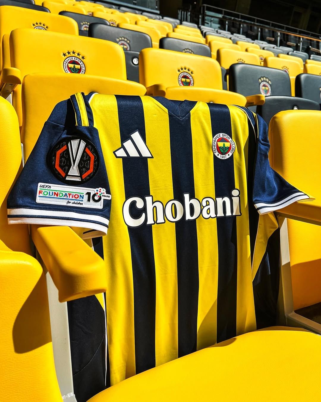 Fenerbahçe, Adidas ve Fenerium İş Birliğiyle Hazırlanan Çubuklu Formayla Sahada