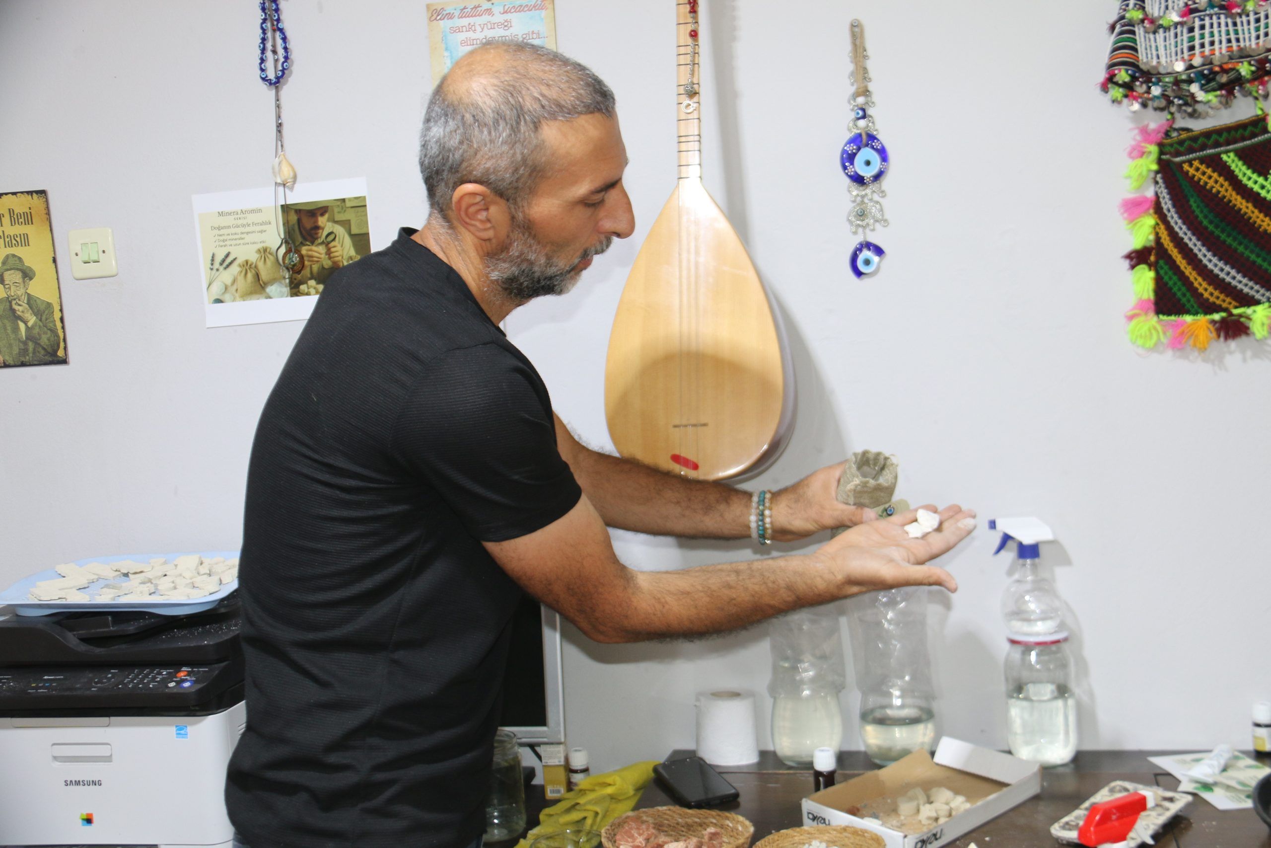 Sivaslı Jeoloji Mühendisi Bitkiler ve Mineralleri Birleştirerek Doğal Koku Üretti