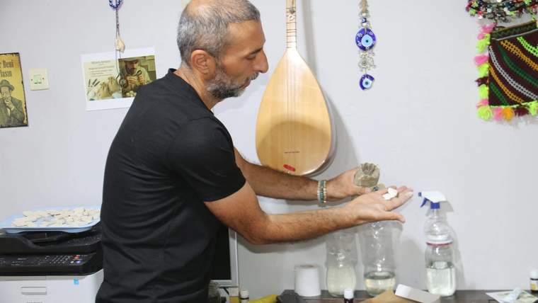 Sivaslı Jeoloji Mühendisi Bitkiler ve Mineralleri Birleştirerek Doğal Koku Üretti