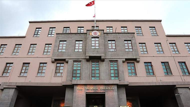 Milli Savunma Bakanlığı binası, önünde Türk bayrağı dalgalanıyor.
