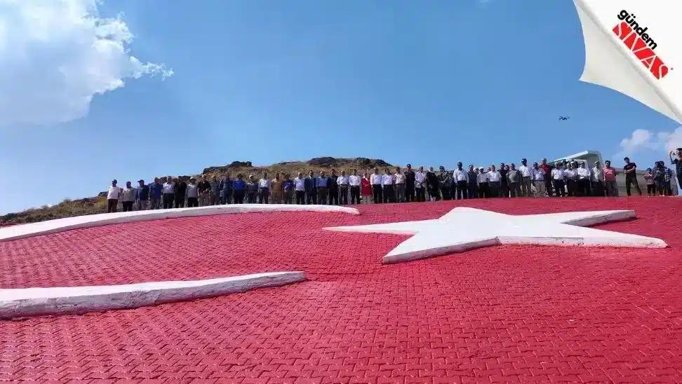 Muhsin Yazıcıoğlu Anısına 1800 Rakımlı Tepeye Türk Bayrağı