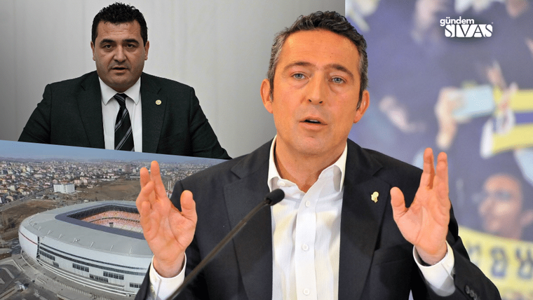 Mikrofon önünde konuşan bir kişi, arka planda oturan başka bir kişi ve stadyum görüntüsüyle birlikte yer alıyor.