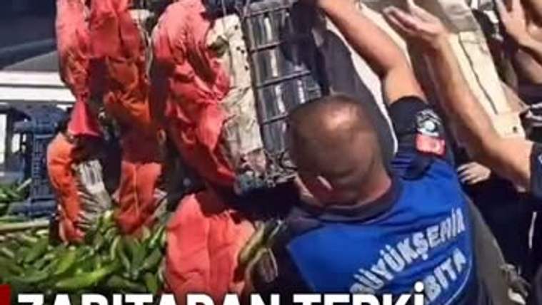 Zabıta ekipleri, yüklenen meyve ve sebzeleri kamyonete yerleştiriyor.